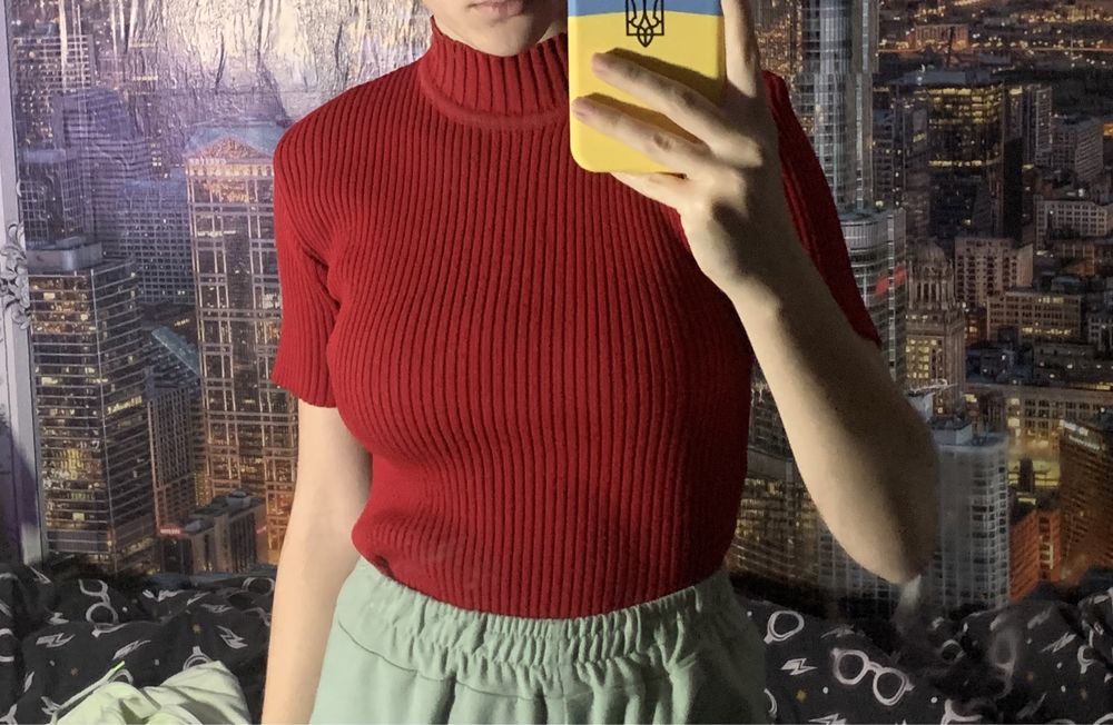 Гарний червоний топ