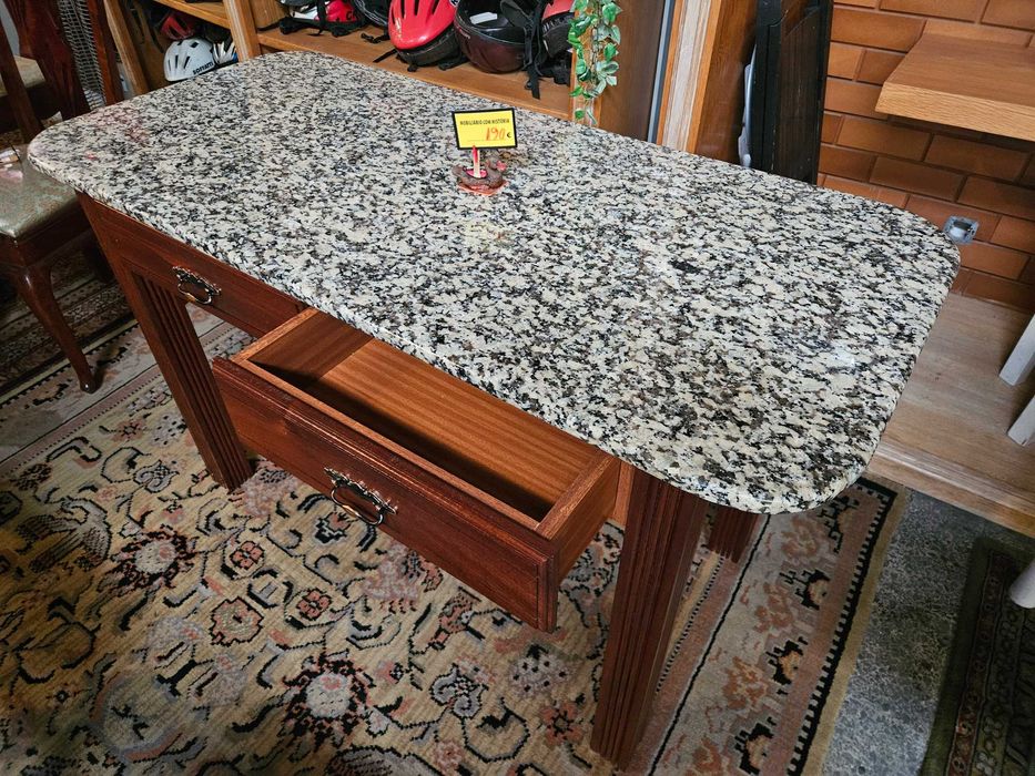 Mesa de cozinha em madeira e tampo em pedra - Bom estad