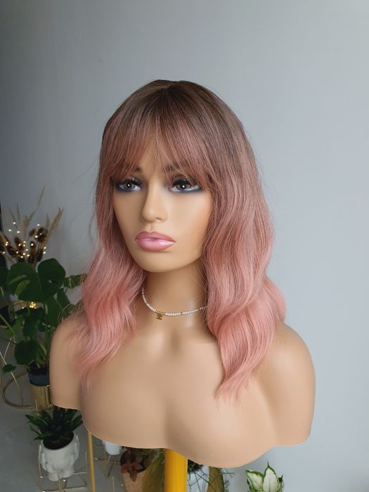 Peruka long bob z grzywka ciemny blond pudrowy róż naturalna fryzura