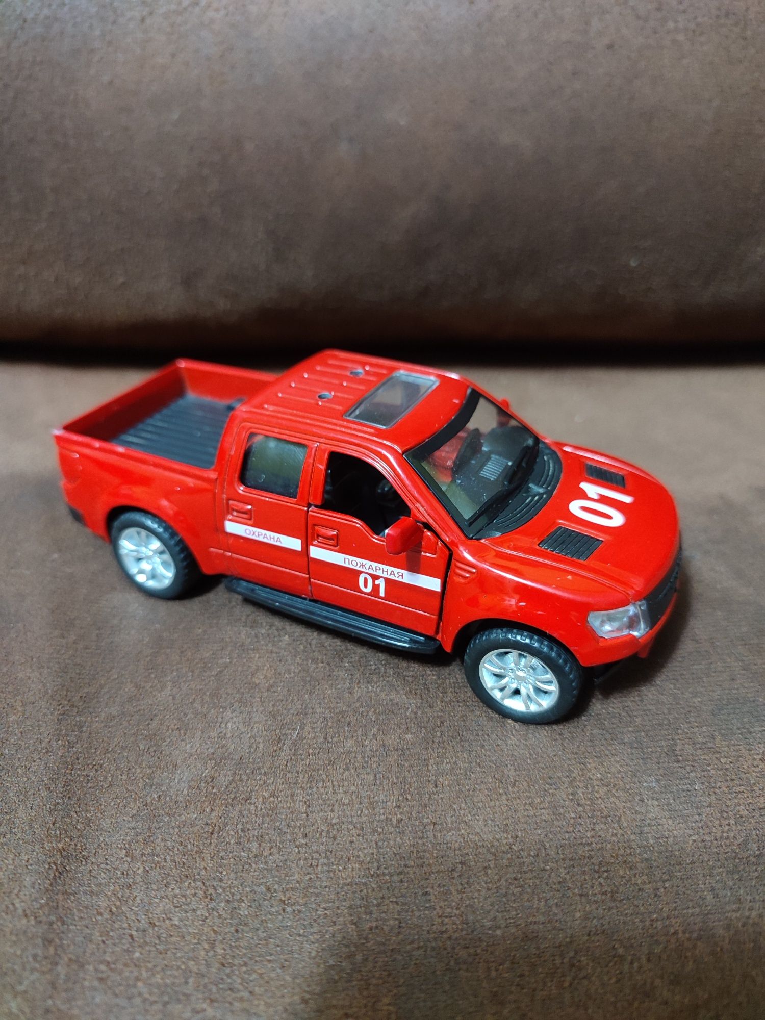 Металлическая коллекционная модель автомобиля пожарной охраны