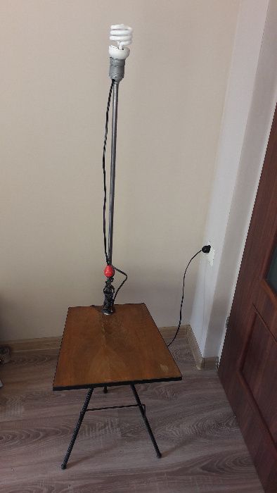 Stolik na gazetę z lampką