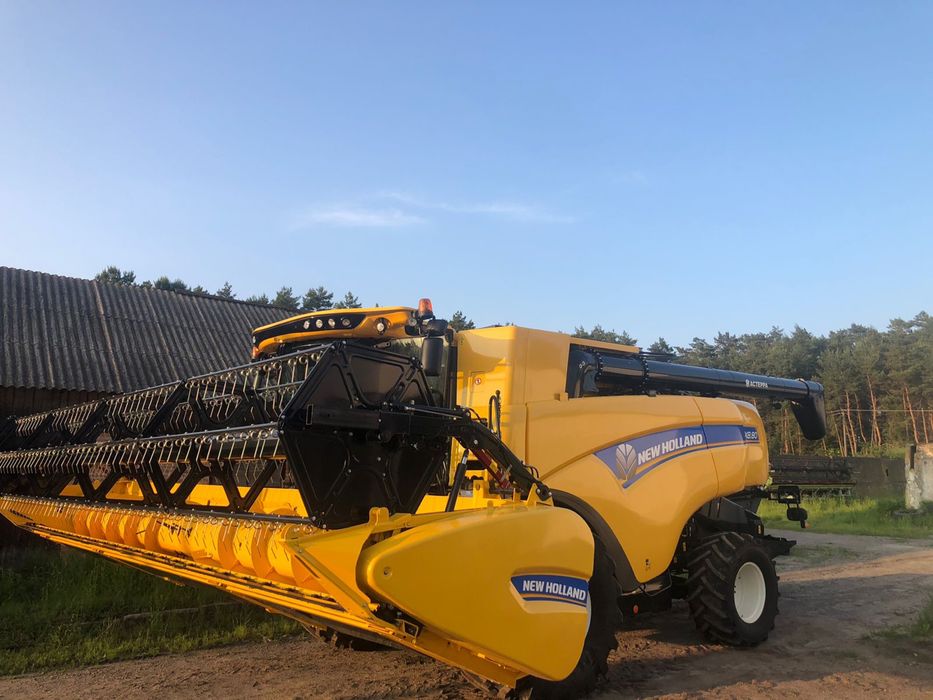 Комбайн з зерновою жаткою New Holland CX8.80