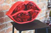Красные губы с цветами для декора