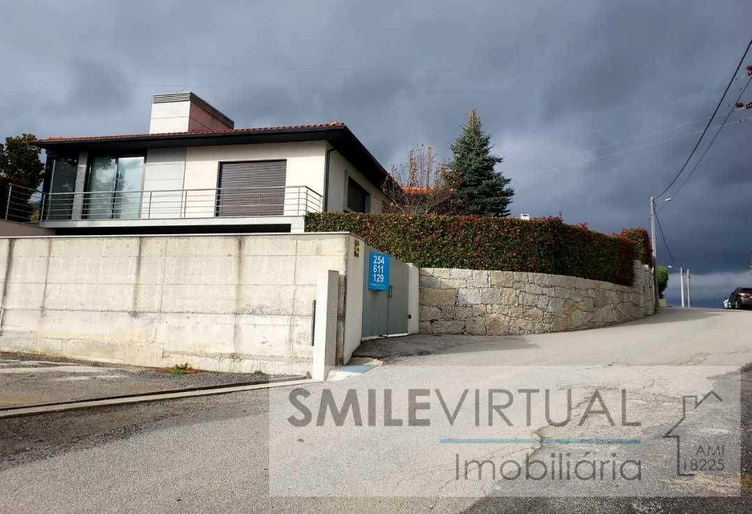 Fantástica Moradia  recente Isolada  com Terreno perto de Lamego