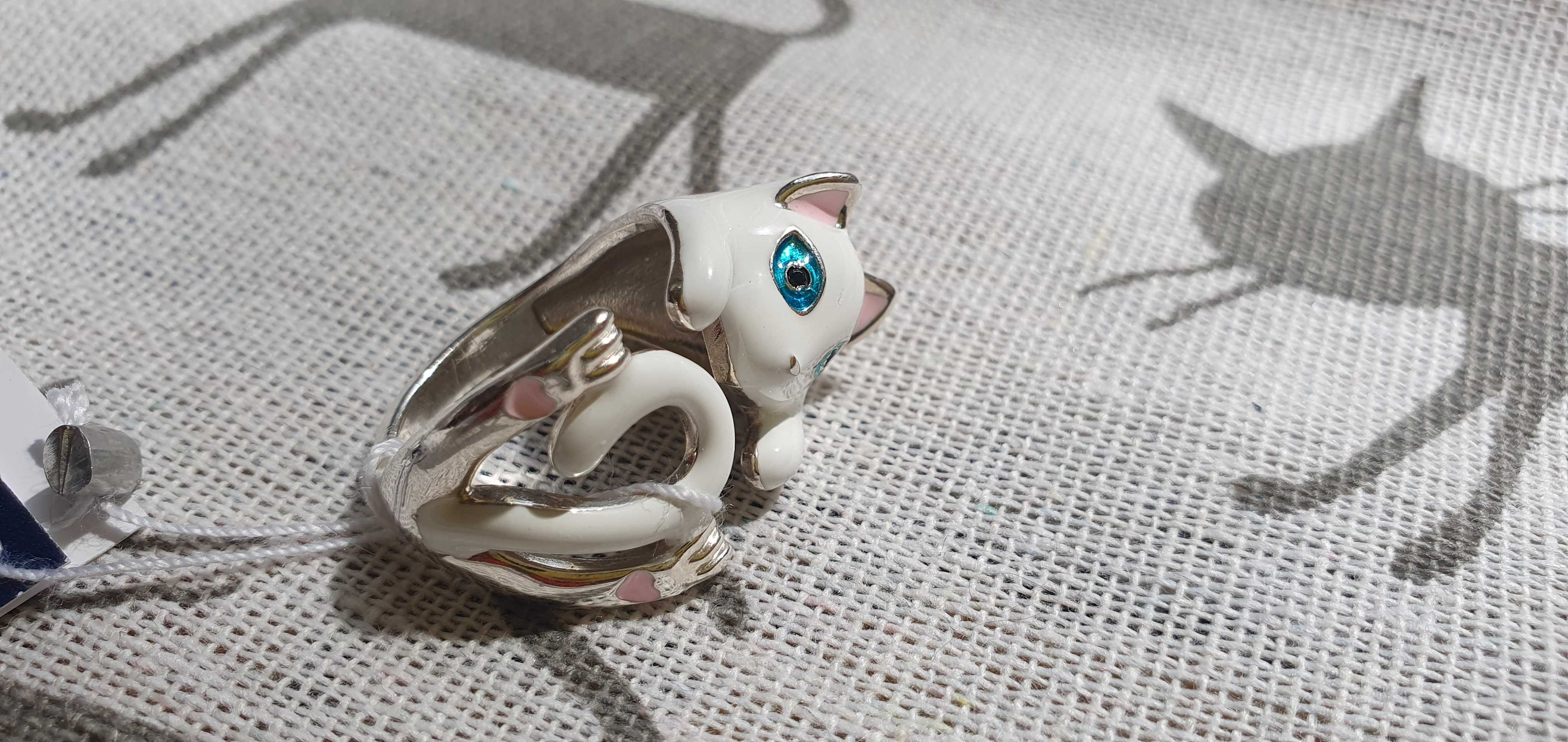 Magiczny pierścien Biały kot, emalia. serca na piętach. Srebro 925.