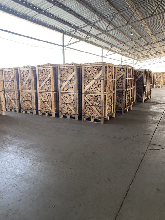 Дрова в ящиках і сітках- колоті , готові до топки .