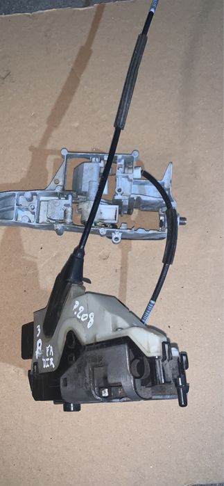 Fechadura frente direita Peugeot 208 comercial