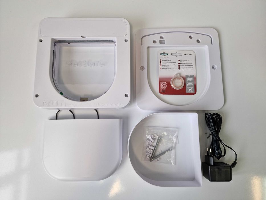 Drzwiczki wahadłowe PetSafe 23 x 23 cm biały dla kota