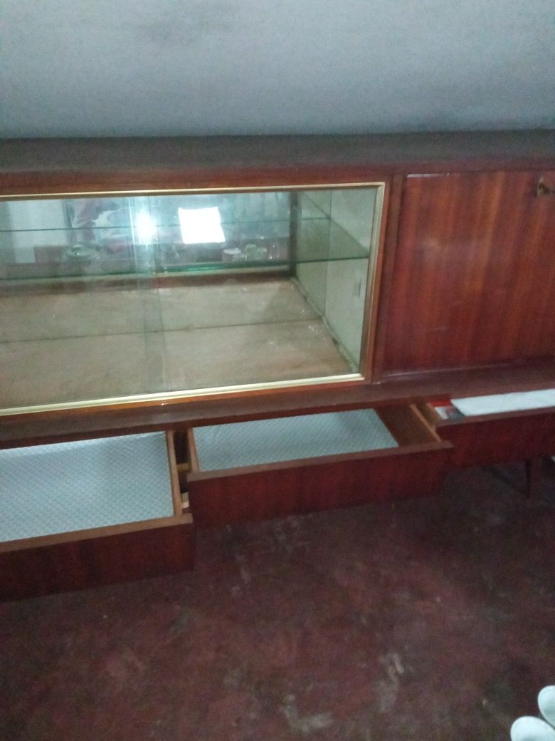 Aparador de sala com vitrine