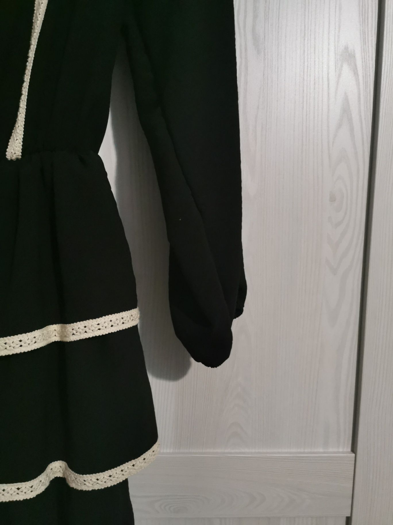 Sukienka czarna z biało - ekri koronką