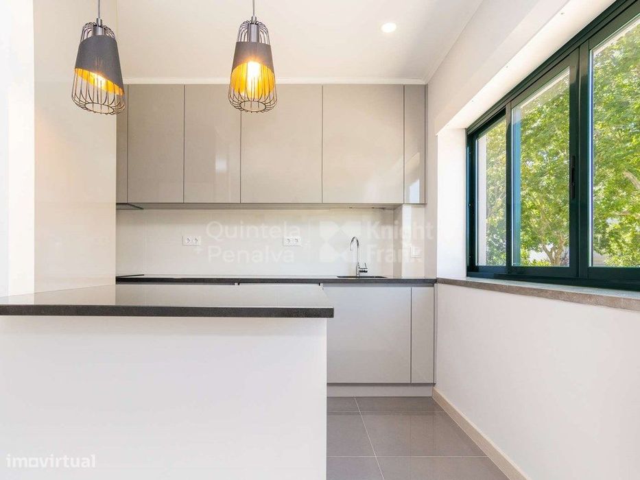 Apartamento T1 para arrendamento sem móveis em São João Estoril