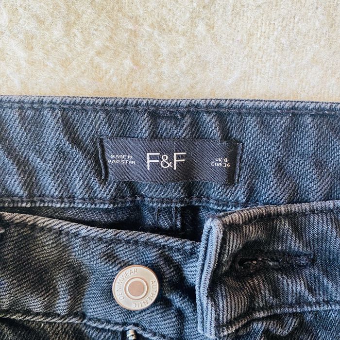Продам джинси чорні жіночі F&F з розрізами на колінах