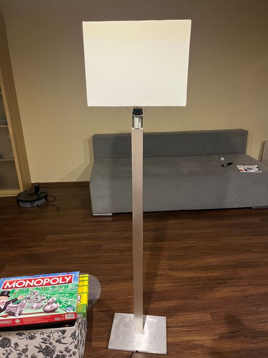 Lampa stojąca z kloszem