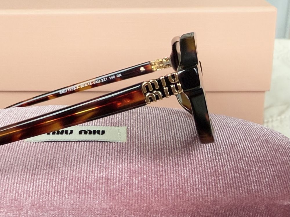 Солнцезащитные очки Miu Miu