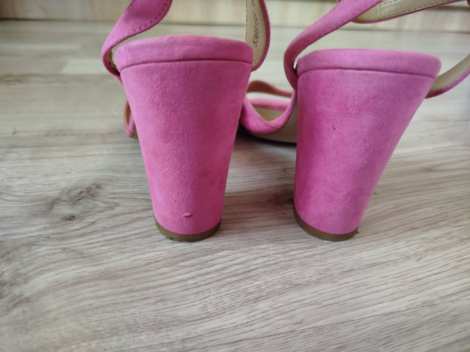 Damskie fuksjowe zamszowe buty na obcasie