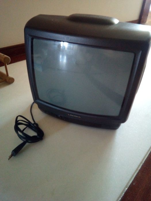 Televisor Crown portátil anos 90 funciona