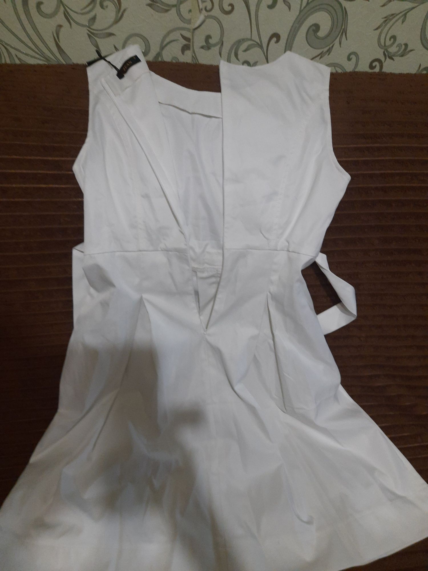 Нове біле плаття