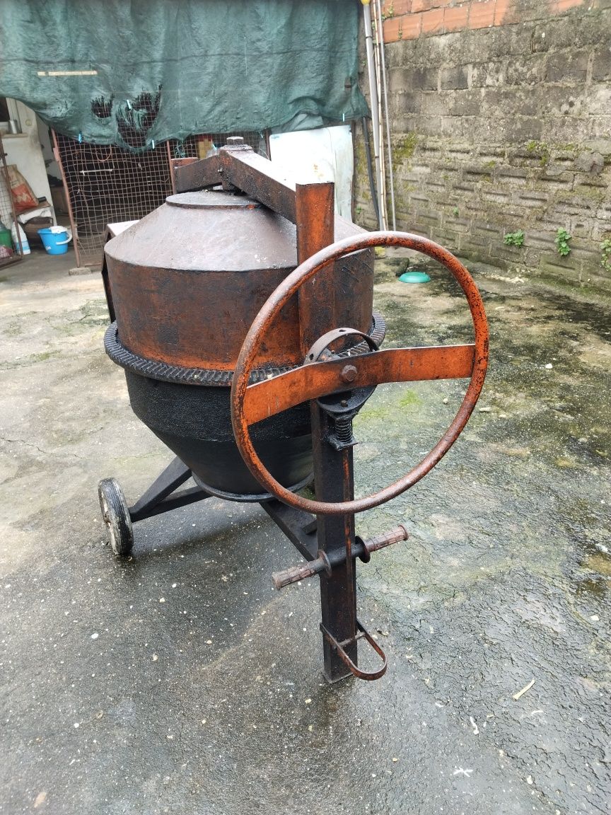 Vende se betoneira