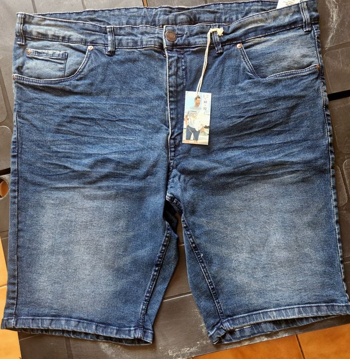 Calções bermudas de ganga novas xxl
Xl. Xxl
N 48. N 50. N 52
Fabricado