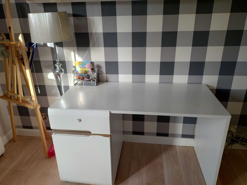 Sprzedam zestaw mebli - biurko i dwie witryny