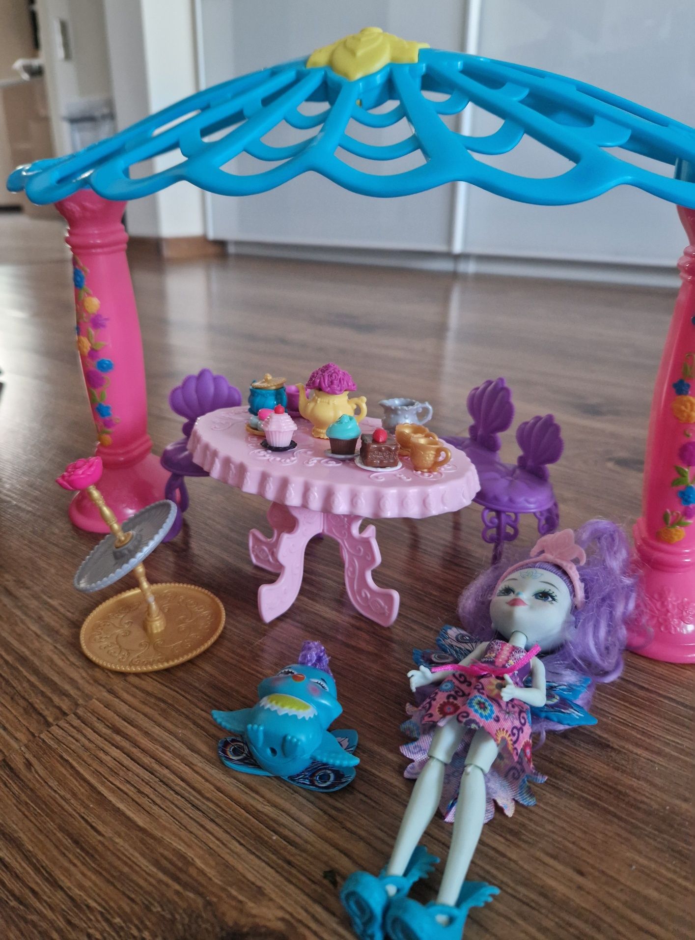 Lalka Enchantimals paw zestaw ogrodowa altanka