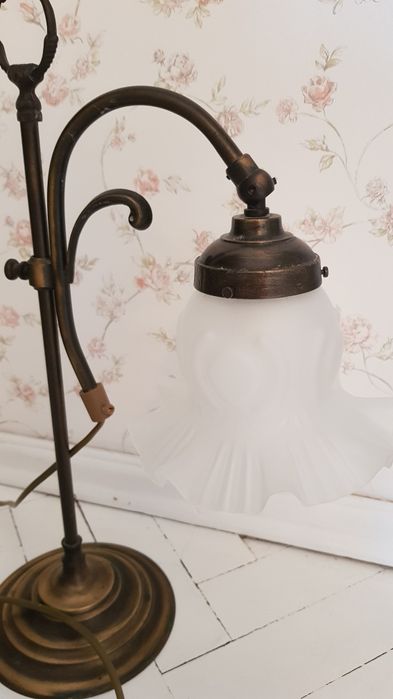 Piękna stojąca.stylizowana lampka