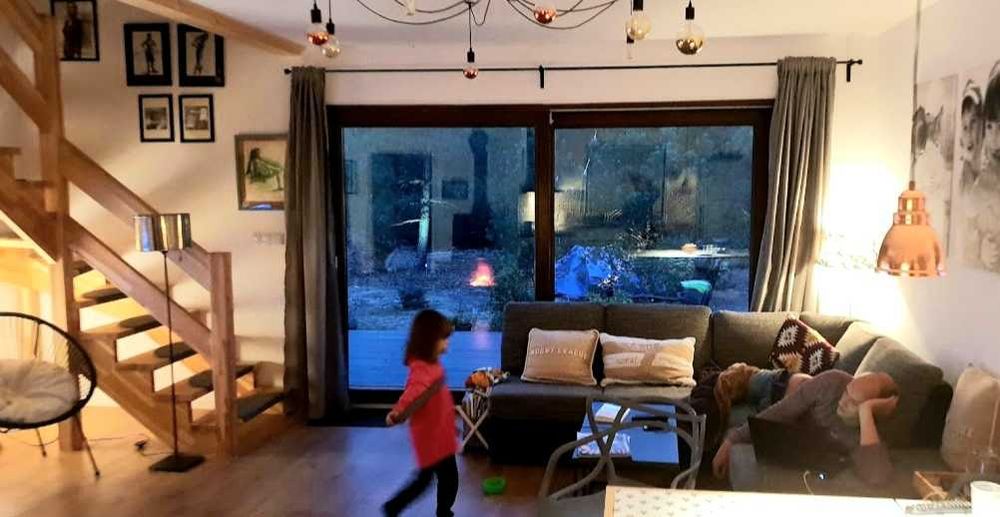 Piekny dom nad jeziorem z kominkiem 145m2, 4 sypialnie, ogród iglasty