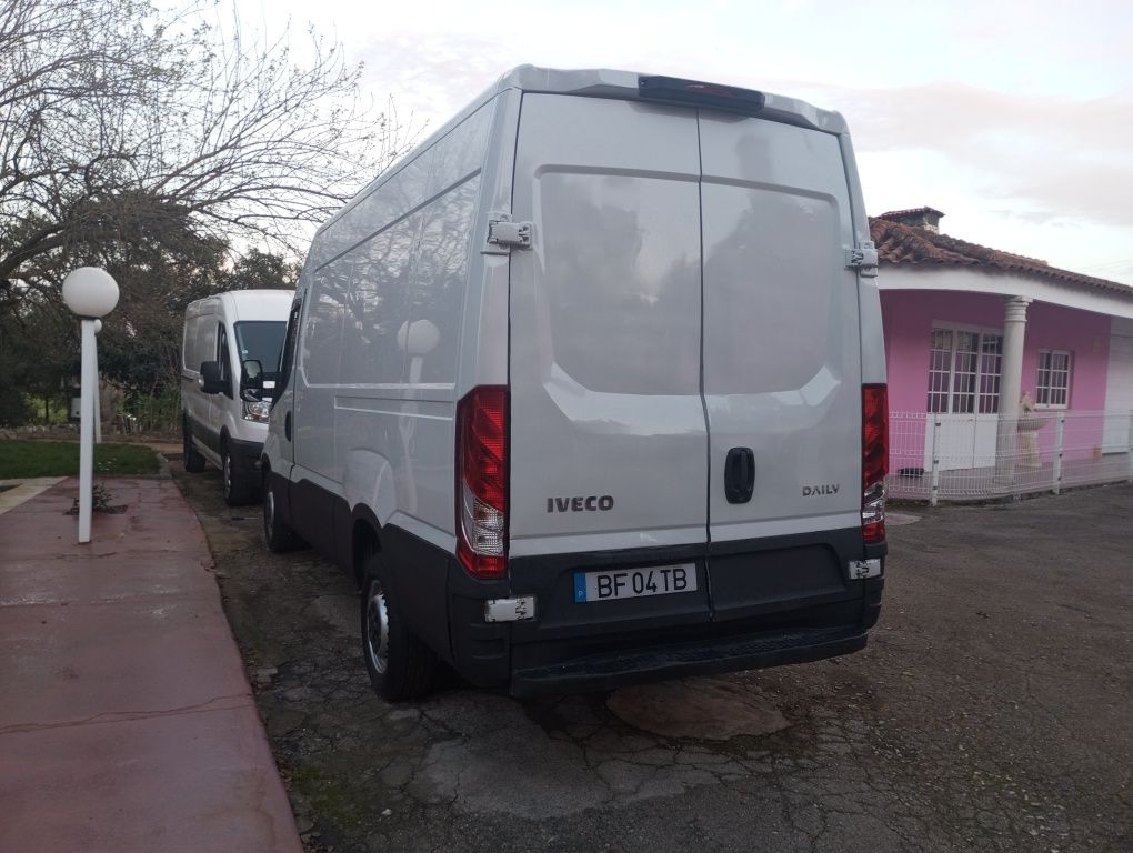 Furgão Iveco alto e longo