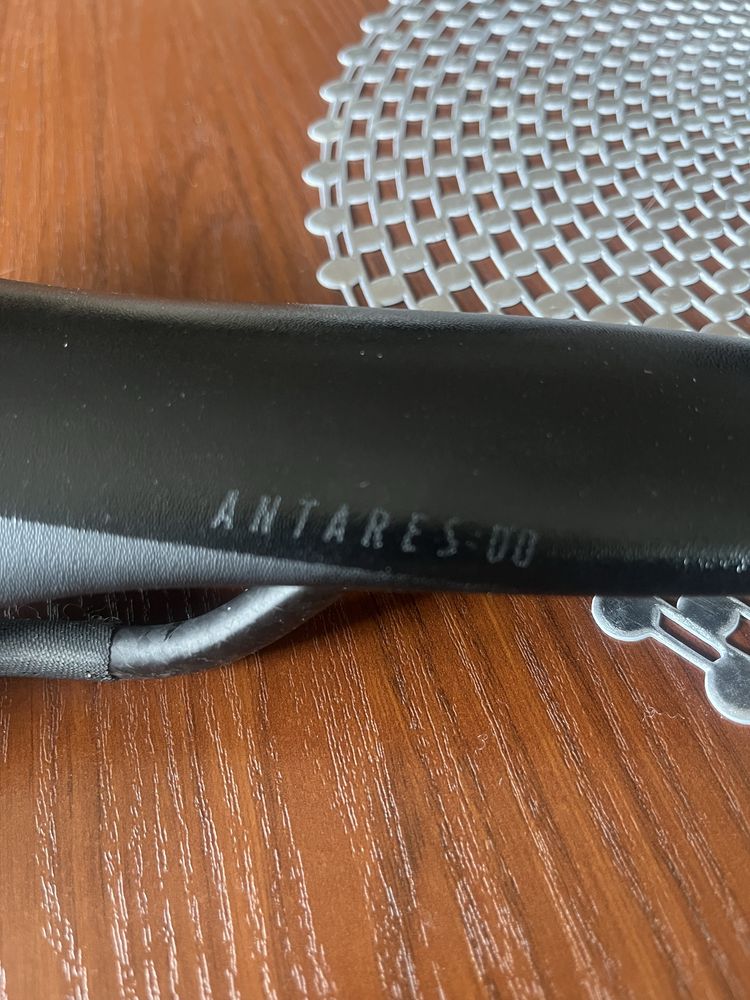 Siodelko karbonowe Fizik Antares 00