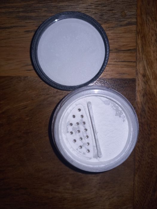 Puder wygładzający pod oczy z drobinkami