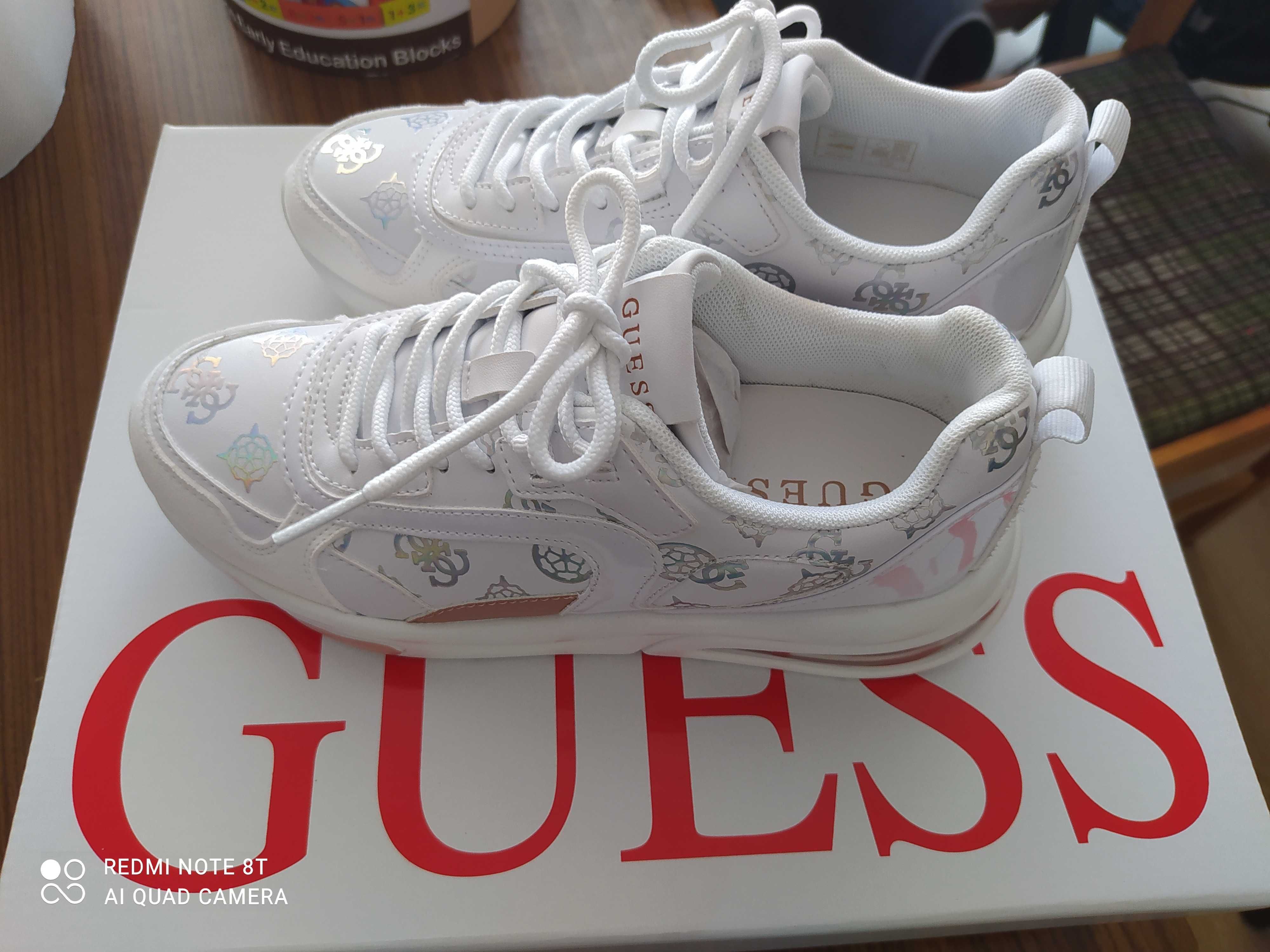 Biale Sneakersy Guess