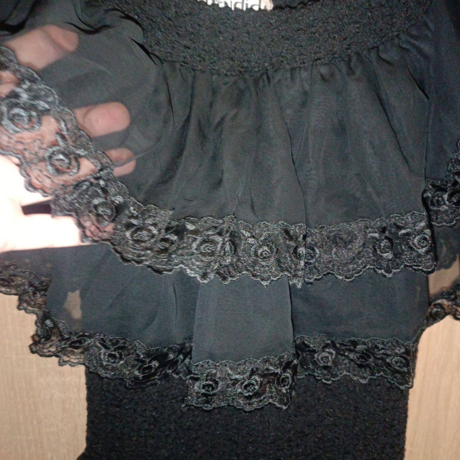 Чорна сукня миди