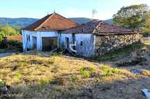 Moradia rustica em pedra, "habitável", total de cerca de 1400m2. Romar