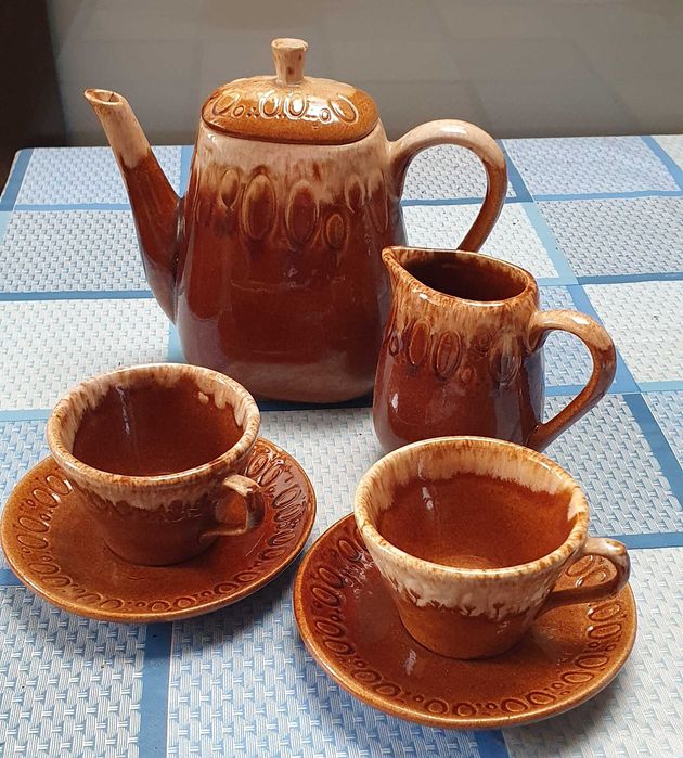 Conjunto de Chá, com bule , leiteira e duas chavenas