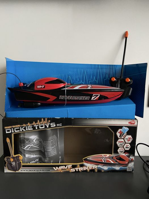 Катер з пультом керування