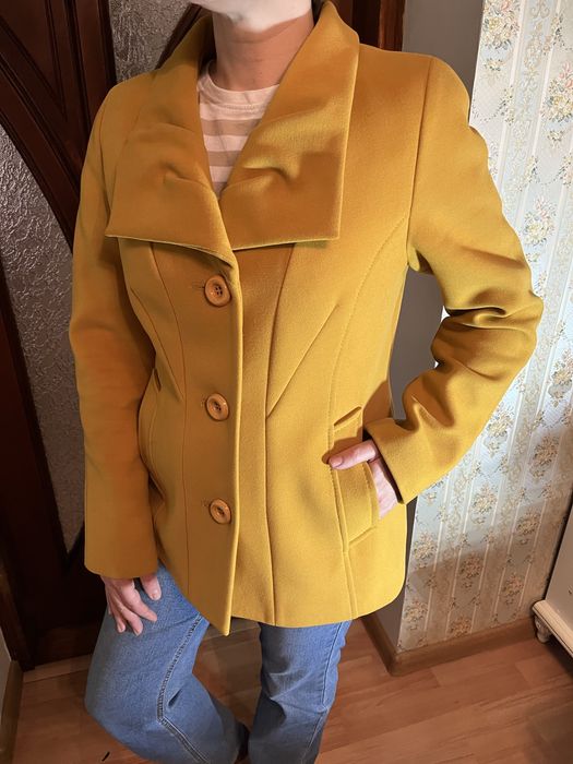 Полупальто жіноче, гірчичного кольору, розмір 46