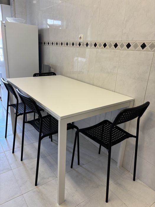 Mesa com 4 cadeiras
