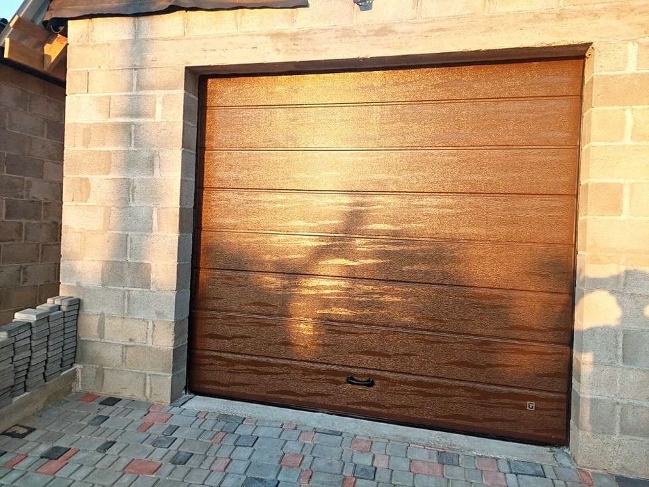 Гаражні секційні ворота / ролети / автоматика