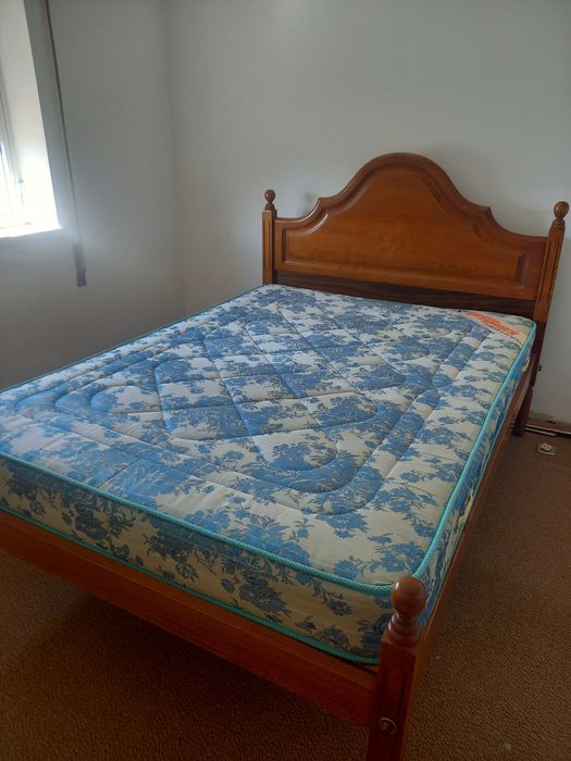 Cama de casal em muito bom estado