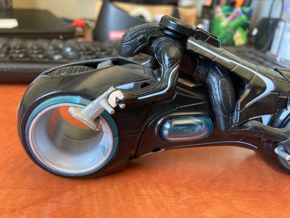 Tron Deluxe Light Cycle Figura