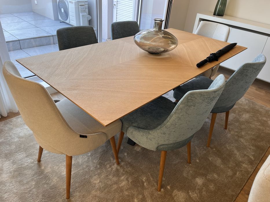 Mesa e cadeiroes de sala de jantar