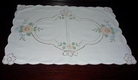 panos ou naperons bordados máquina, com o mesmo motivo