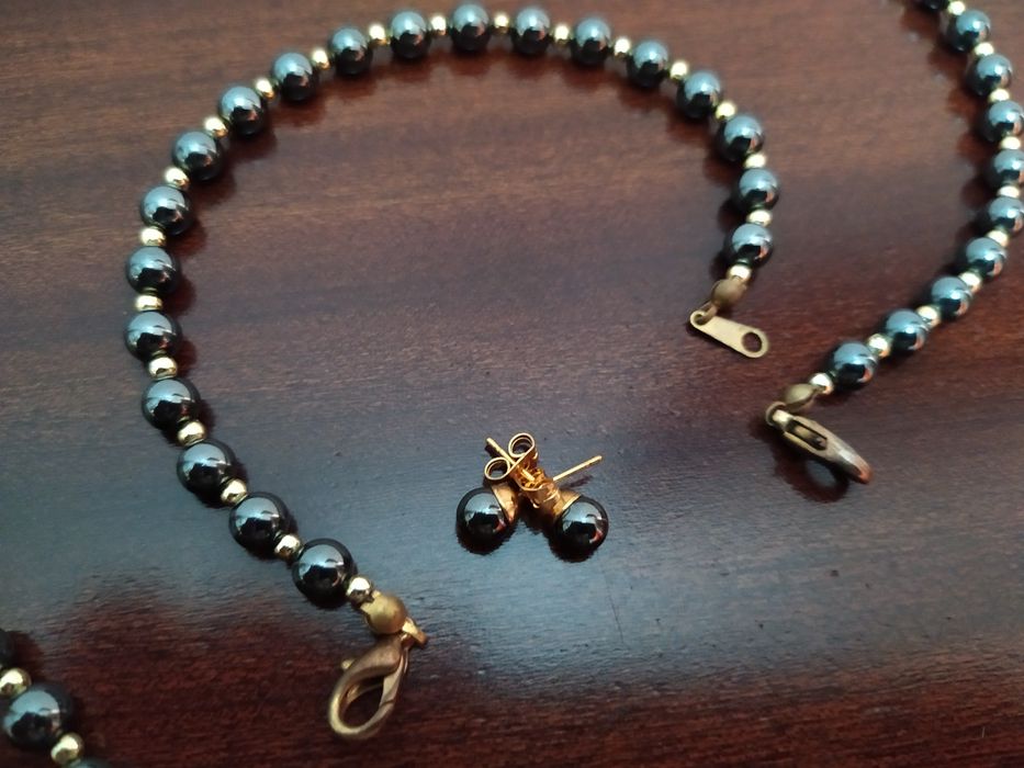 Colar, pulseira e brincos em pérolas