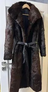 Długie brązowe futro naturalne z królika, wiązane w talii