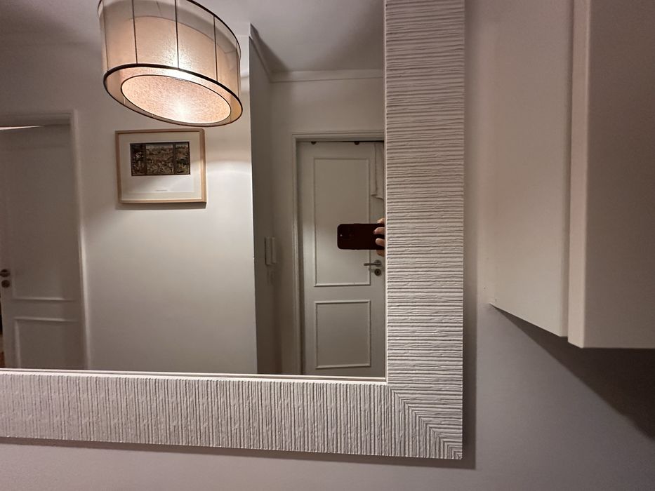 Espelho com moldura branca