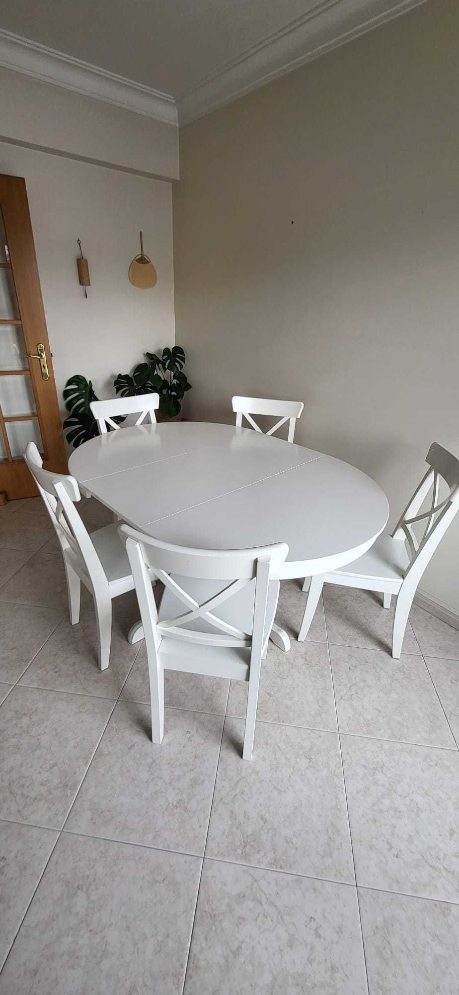 Mesa ikea

Eu vendo uma mesa redonda branca +  cadeiras Ikea.
