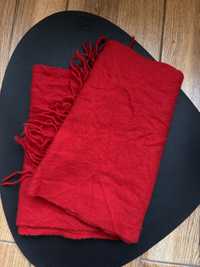 Червоний вовняний шарф