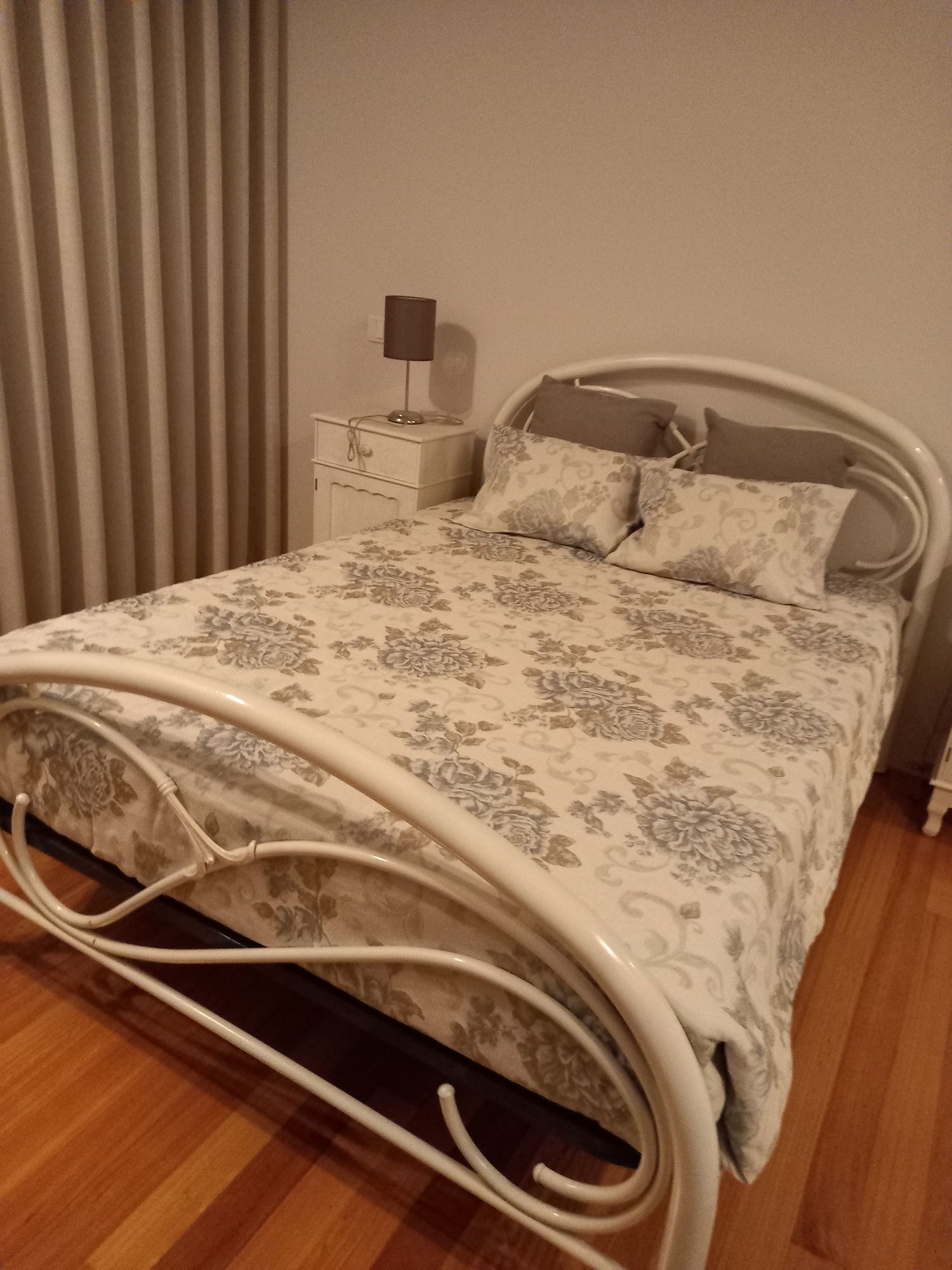Cama casal em ferro