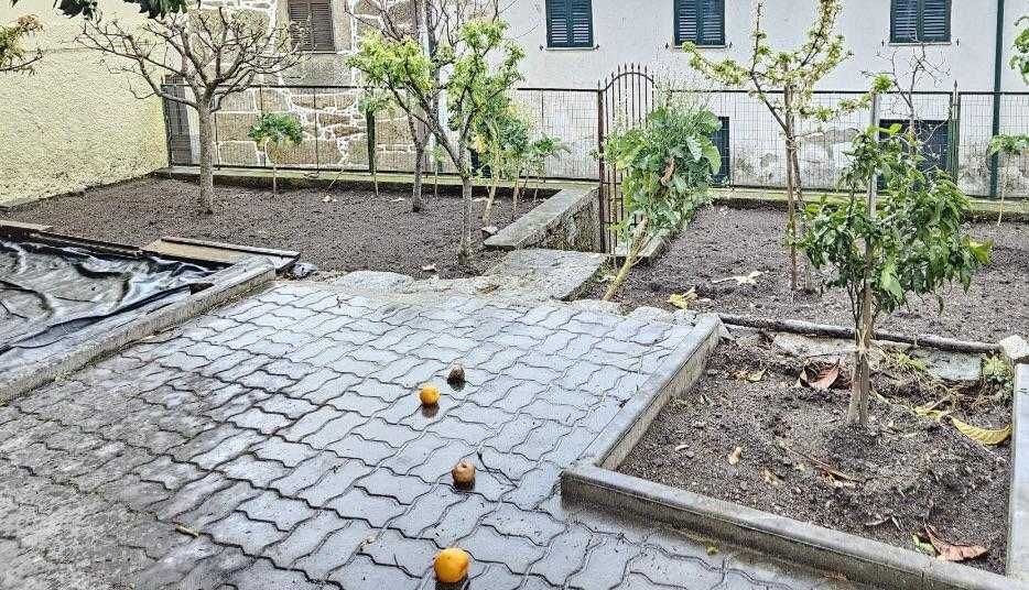 Casa de habitação, reconstruída, com garagem, arrumos e logradouro