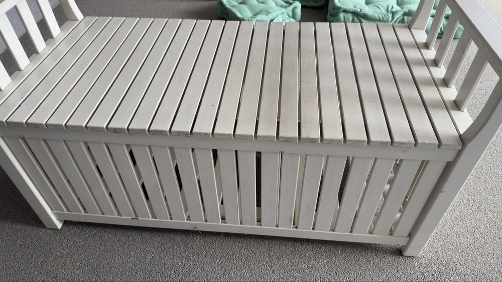 Banco exterior de madeira em branco